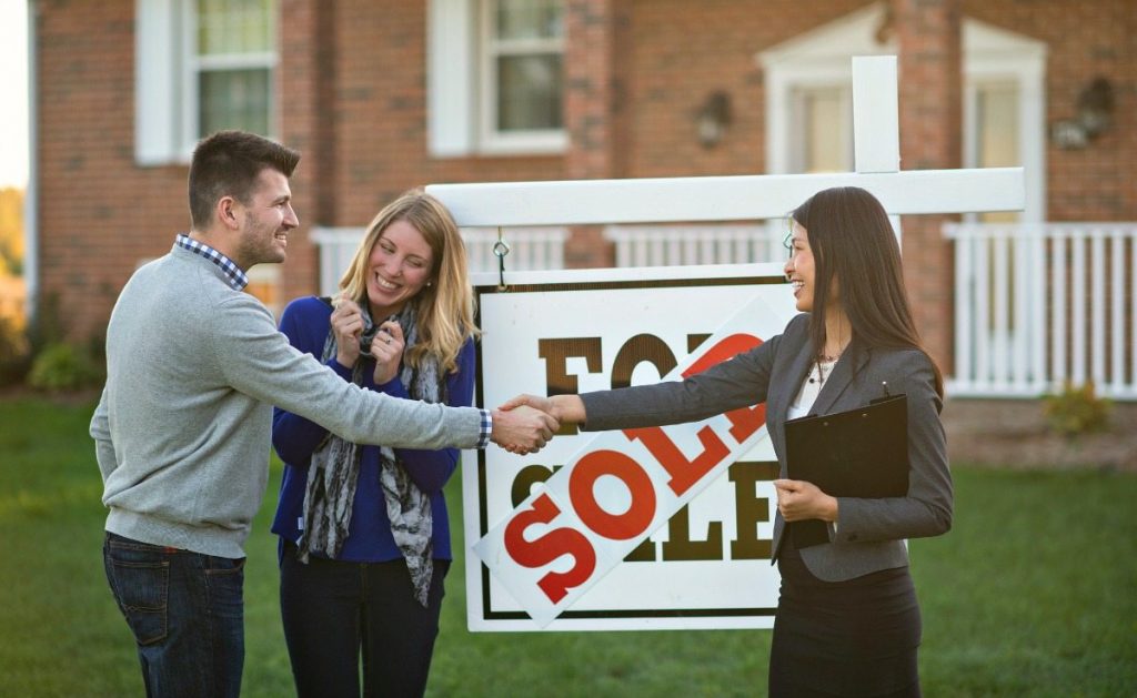 Should you sell first or buy first? Learn the financial and logistical trade-offs of each option from Advantage Home Plus to plan your next move confidently.